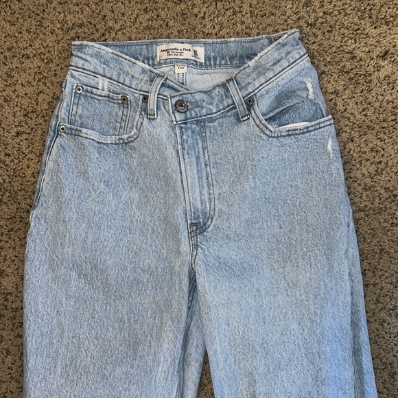 Abercrombie and Fitch, the 90s Street ultra high-rise - Picture 2 of 13